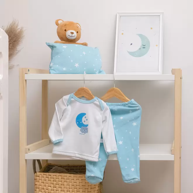 Set de pijama con transfer que brilla en la oscuridad y una almohada